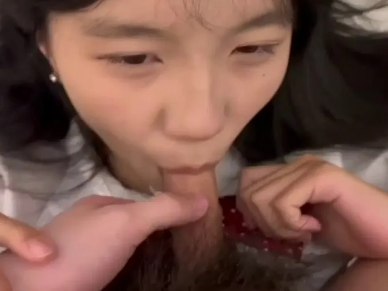 Em loli dễ thương liếm cây hàng biến em thành con đào nứng p2